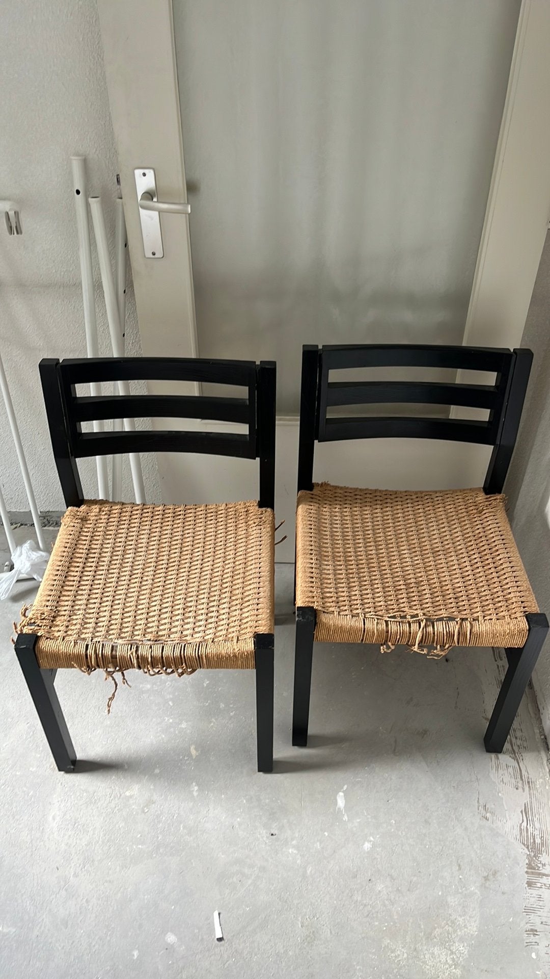 2 rotan stoelen, wel wat schade., Huis en Inrichting, Stoelen, Ophalen, Zo goed als nieuw, Bruin, Twee