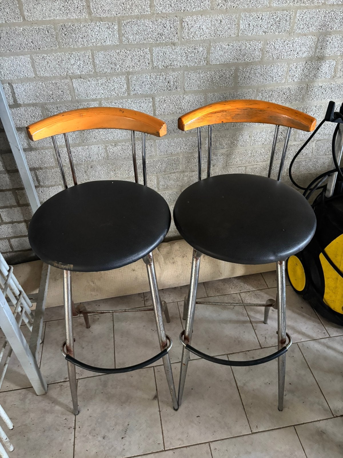 2 stuks barkrukken, 2 krukken, Ophalen, Gebruikt, 60 tot 90 cm