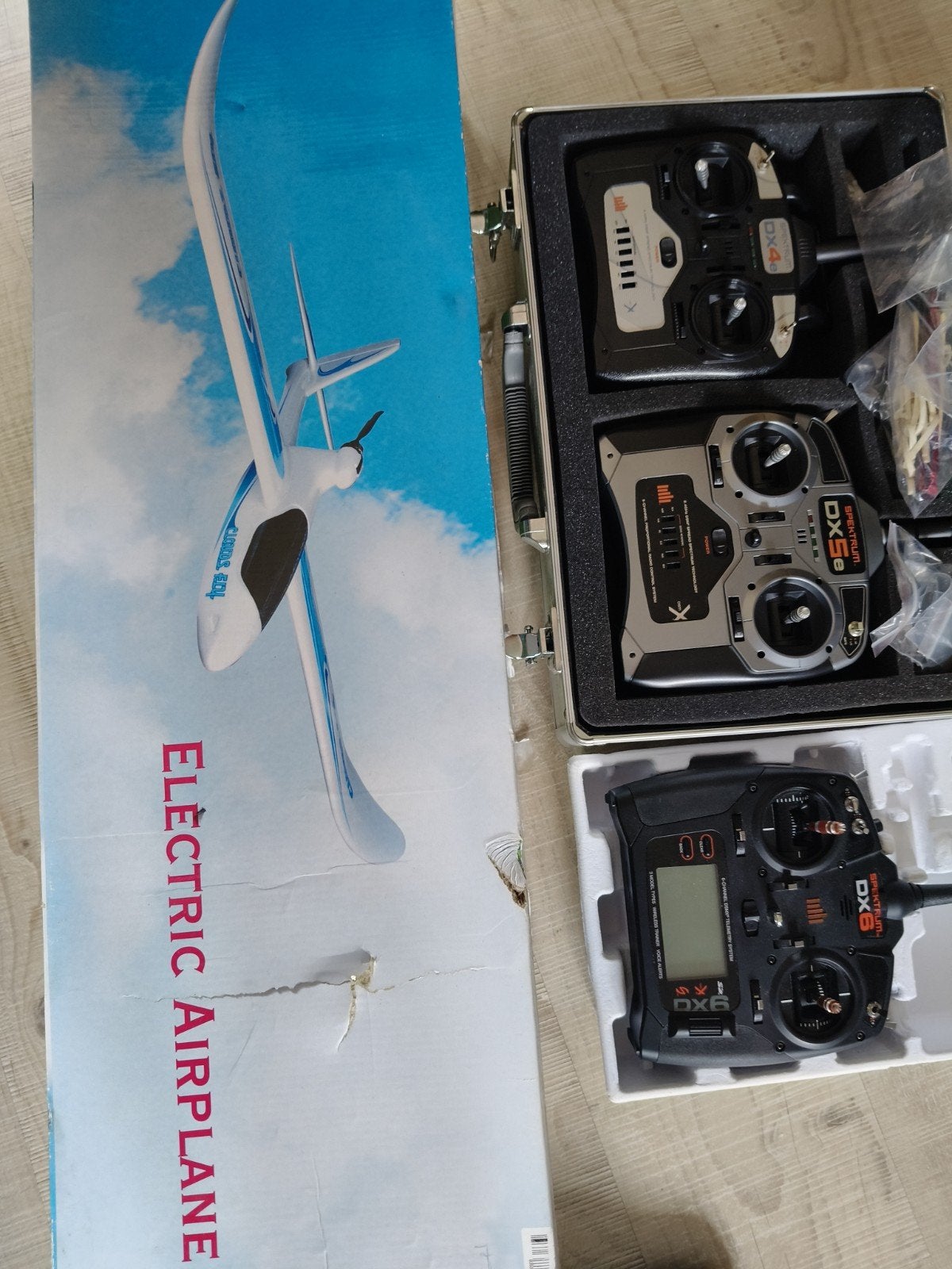 RC Vliegtuig met 3 Afstandsbedieningen - Alles in één, Hobby en Vrije tijd, Modelbouw | Radiografisch | Vliegtuigen, Ophalen of Verzenden