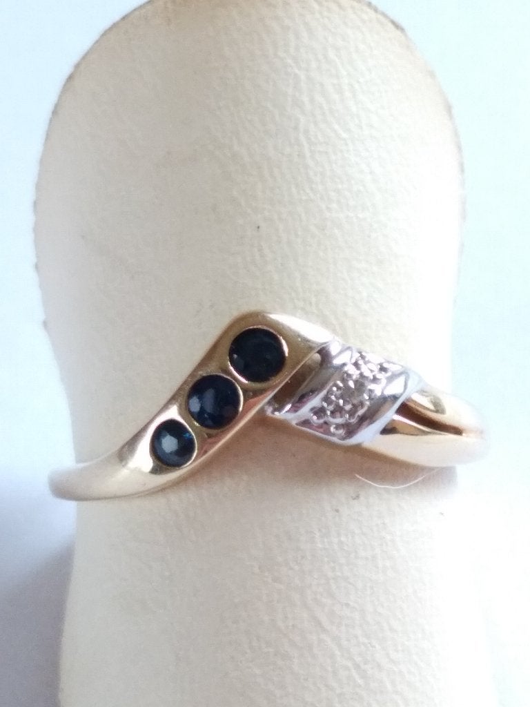 gouden RING maat 17 1/4 met 3 blauwe Saffieren en Briljantje, Blauw, Ophalen of Verzenden, Zo goed als nieuw, 17 tot 18