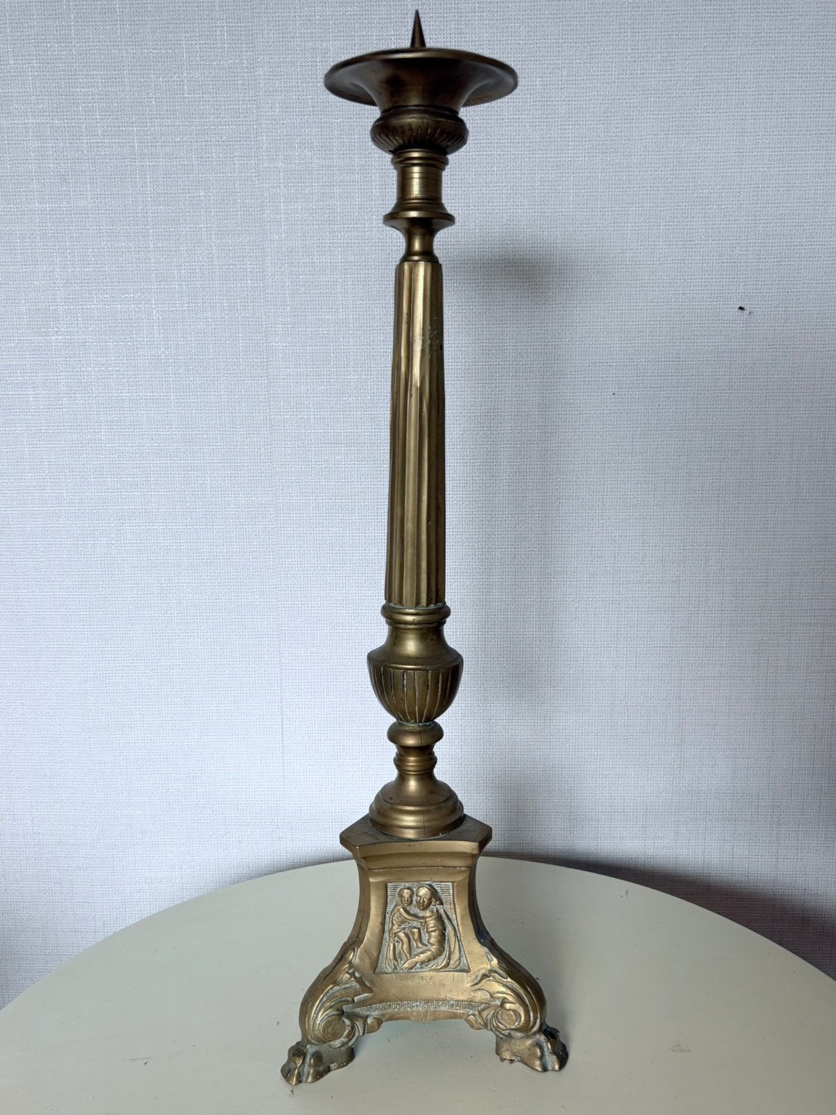 Antieke Messing Altaarkandelaar (60 cm) – Religieus Reliëf, Antiek en Kunst, Ophalen of Verzenden, Koper of Brons