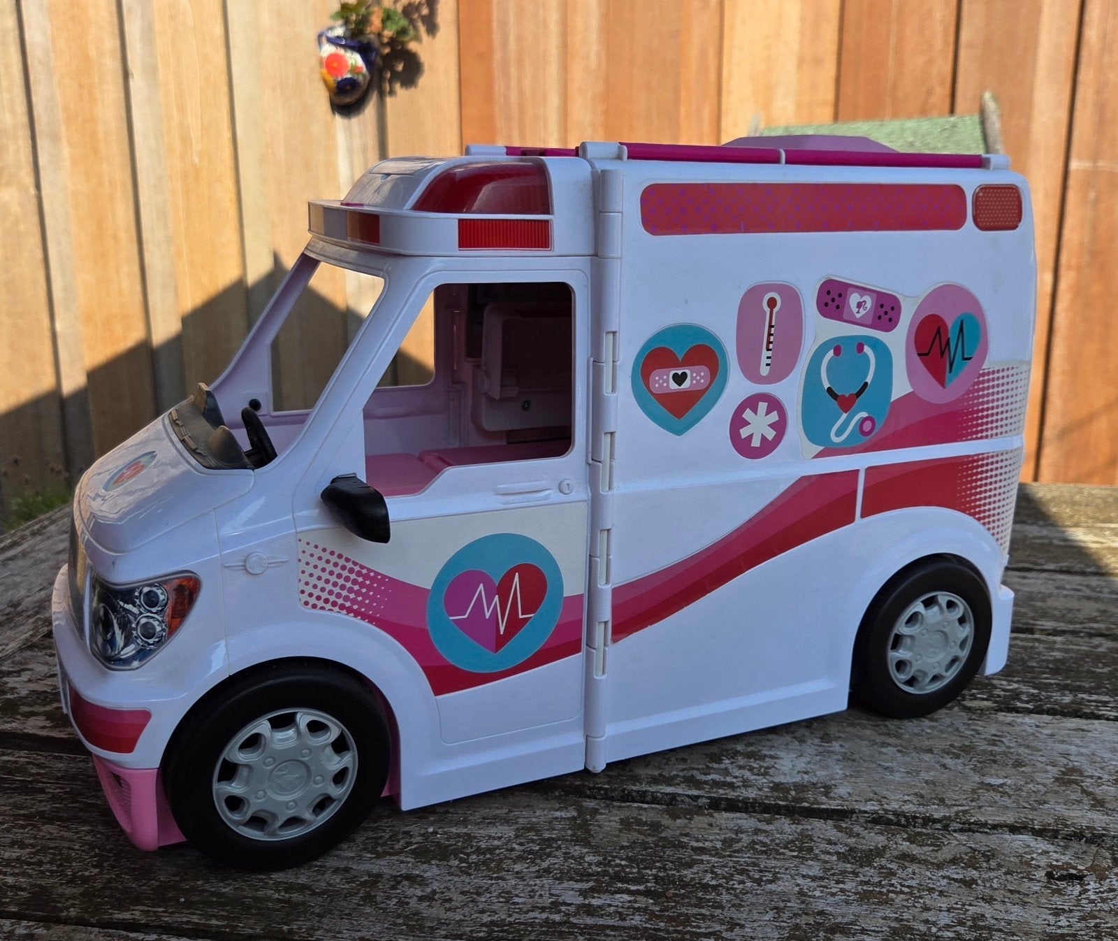 Barbie Ambulance Speelset met 2 Barbiepoppen, Ophalen of Verzenden, Zo goed als nieuw, Barbie
