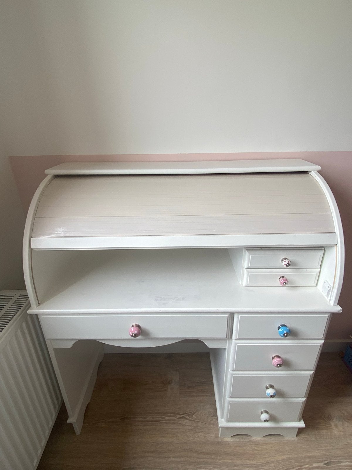 Brocante rolluikbureau RAL 9010 met porseleinen knopjes, Gebruikt, Kinderbureau, Vintage, Ophalen of Verzenden