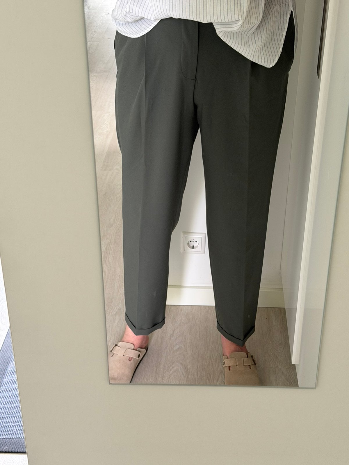 Bijna nieuw kaki Closed broek barrel model maat 42, Ophalen of Verzenden, Zo goed als nieuw, Maat 46 (S) of kleiner, Groen