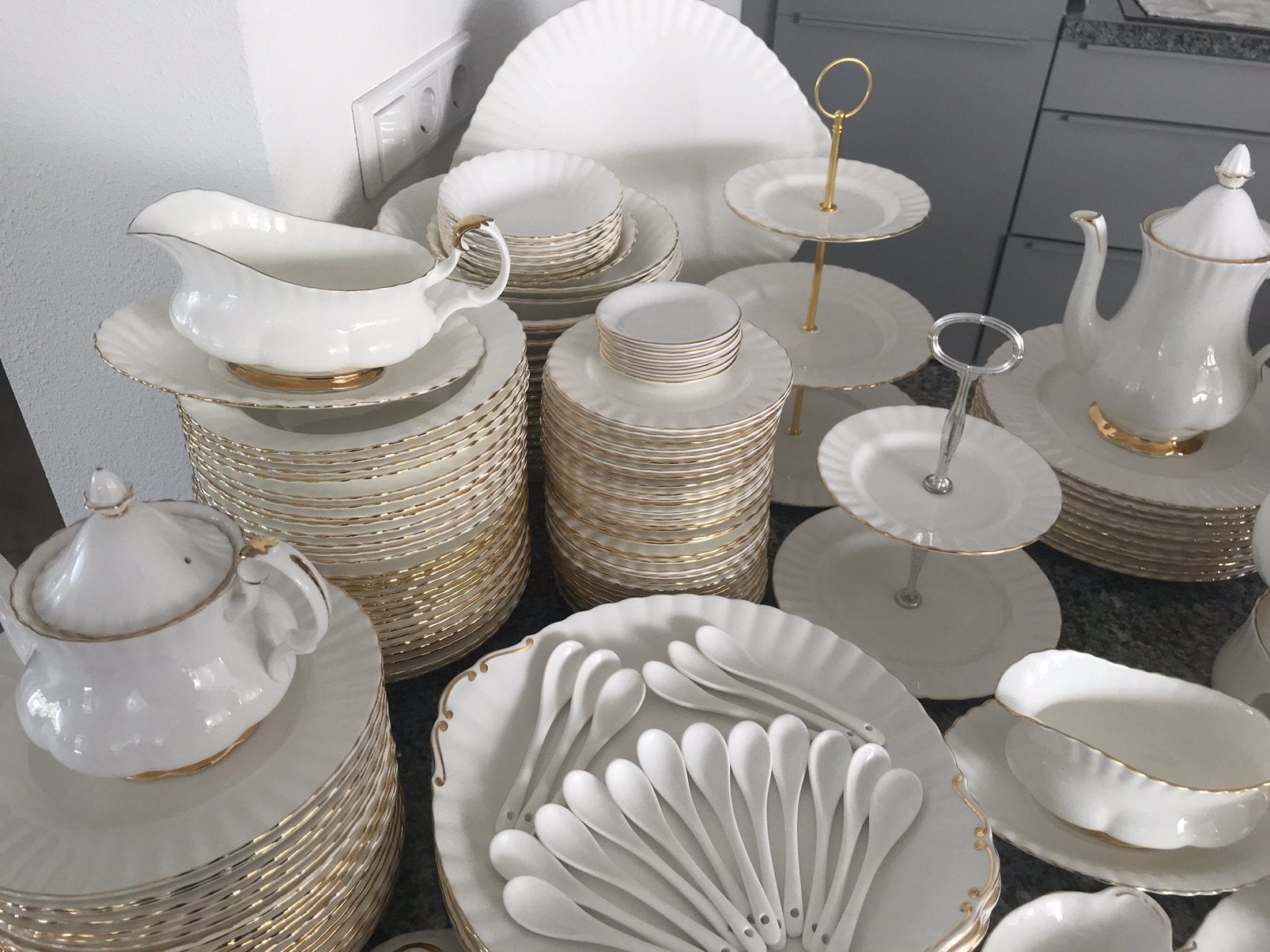 Royal albert VAL DOR 💛🤍💛🤍VEEL SERVIES, Ophalen, Porselein, Kop en/of schotel