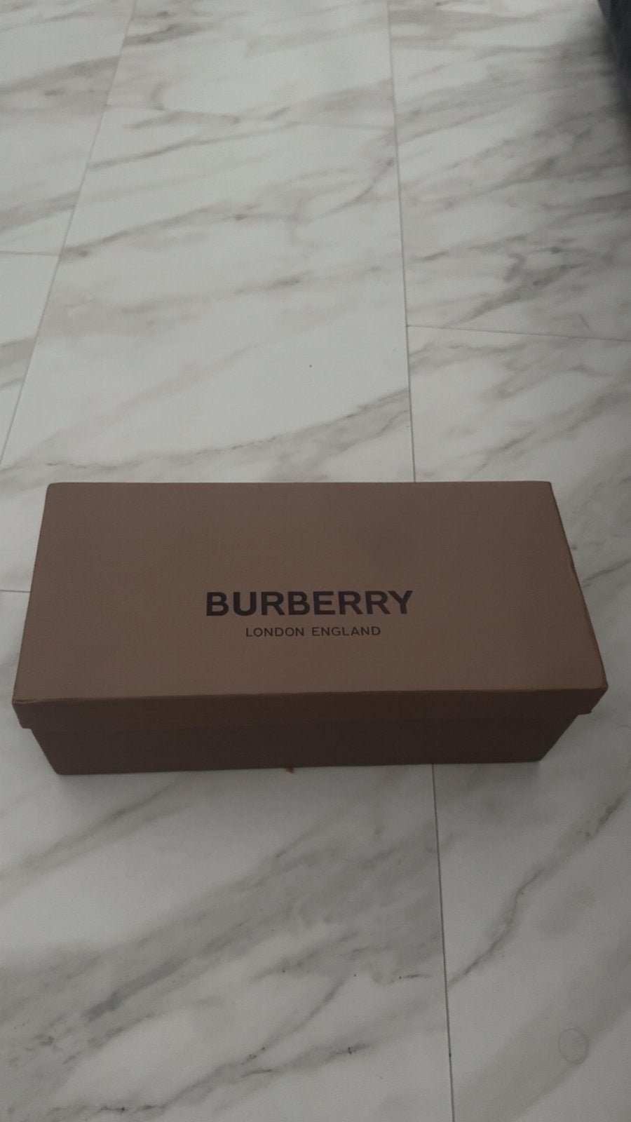 Burberry slippers maat 41 - Nieuw in doos, Ophalen of Verzenden, Nieuw, Overige kleuren