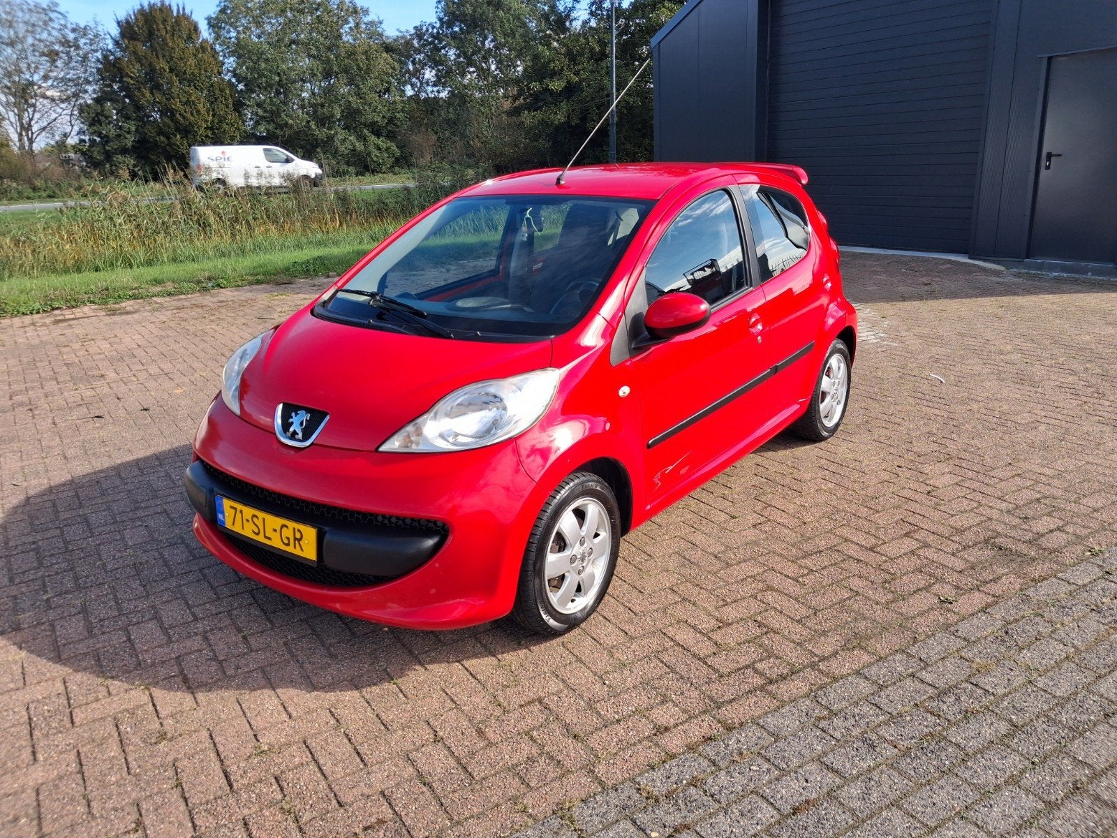 Peugeot 107 1.0 12V 5DR 2006 Rood ,Airco 134500 km, Auto's, Voorwielaandrijving, Stof, 4 stoelen, 68 pk