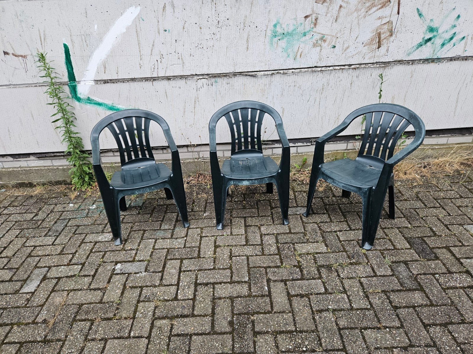 3 groene kunststof tuinstoelen, Ophalen, Gebruikt, Kunststof