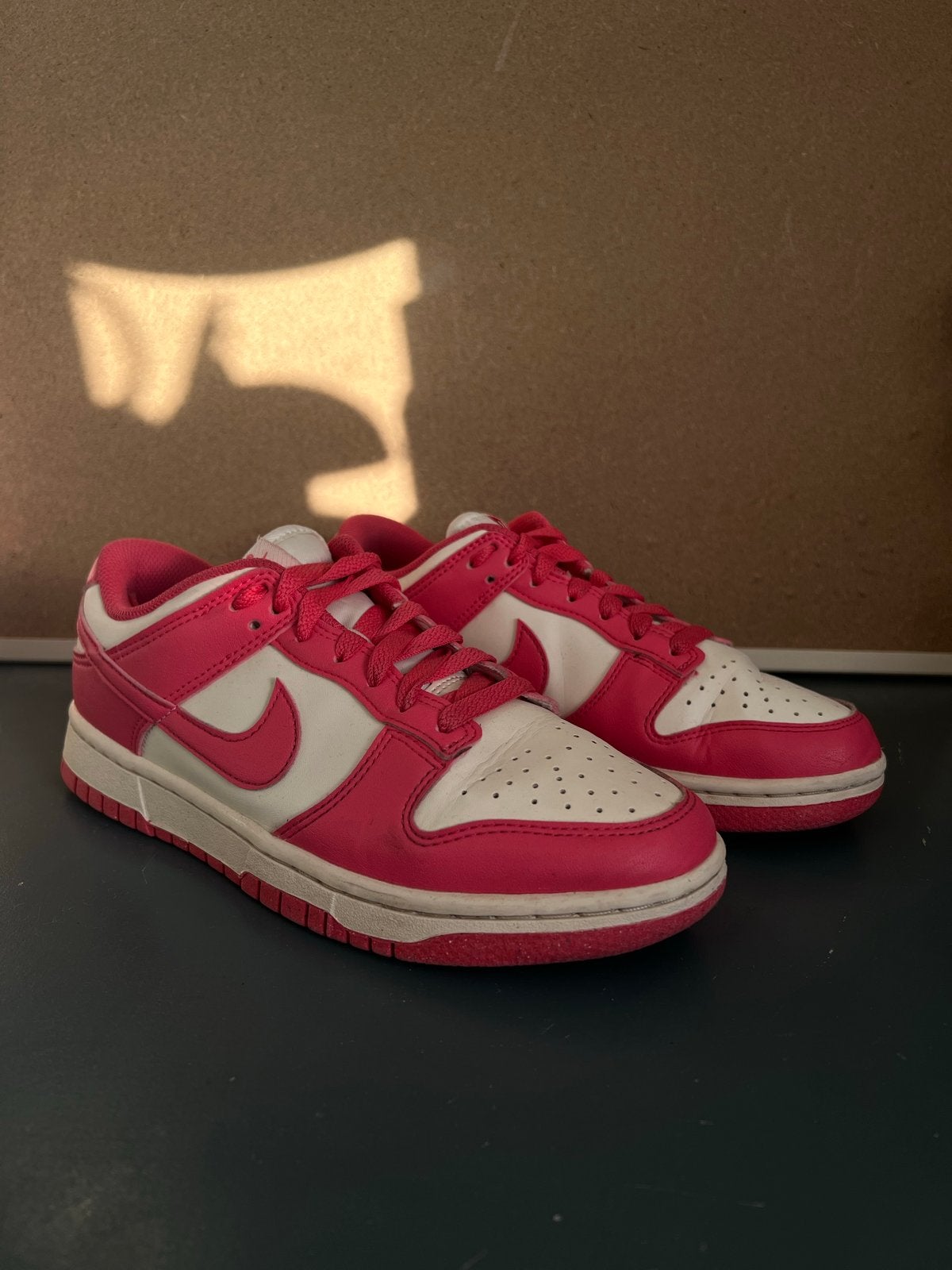 Nike Dunk Low Roze/Wit - Maat 38.5, Kleding | Dames, Verzenden, Zo goed als nieuw, Roze, Sneakers of Gympen