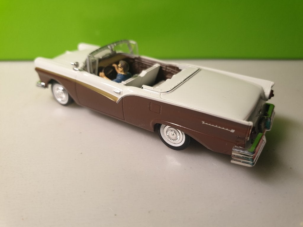 Universal Hobbies James Bond - Ford Fairlane 500 Skyliner [w, Hobby en Vrije tijd, Ophalen of Verzenden, Zo goed als nieuw, Auto