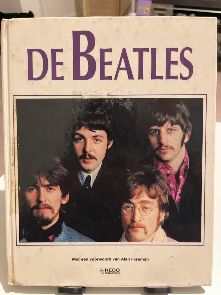 The Beatles - Geschiedenis van de legendarische band, Ophalen of Verzenden, Gelezen, Artiest