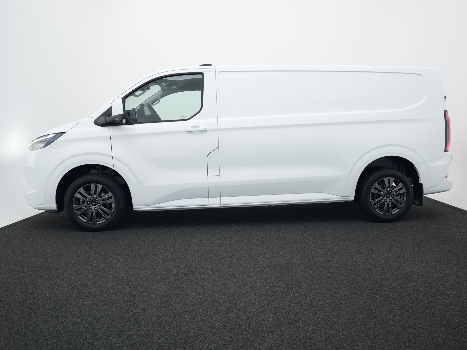 Ford E-Transit Custom 340 L2H1 Limited 71 kWh 360 graden cam, Auto's, Automaat, Zwart, Wit, Nieuw