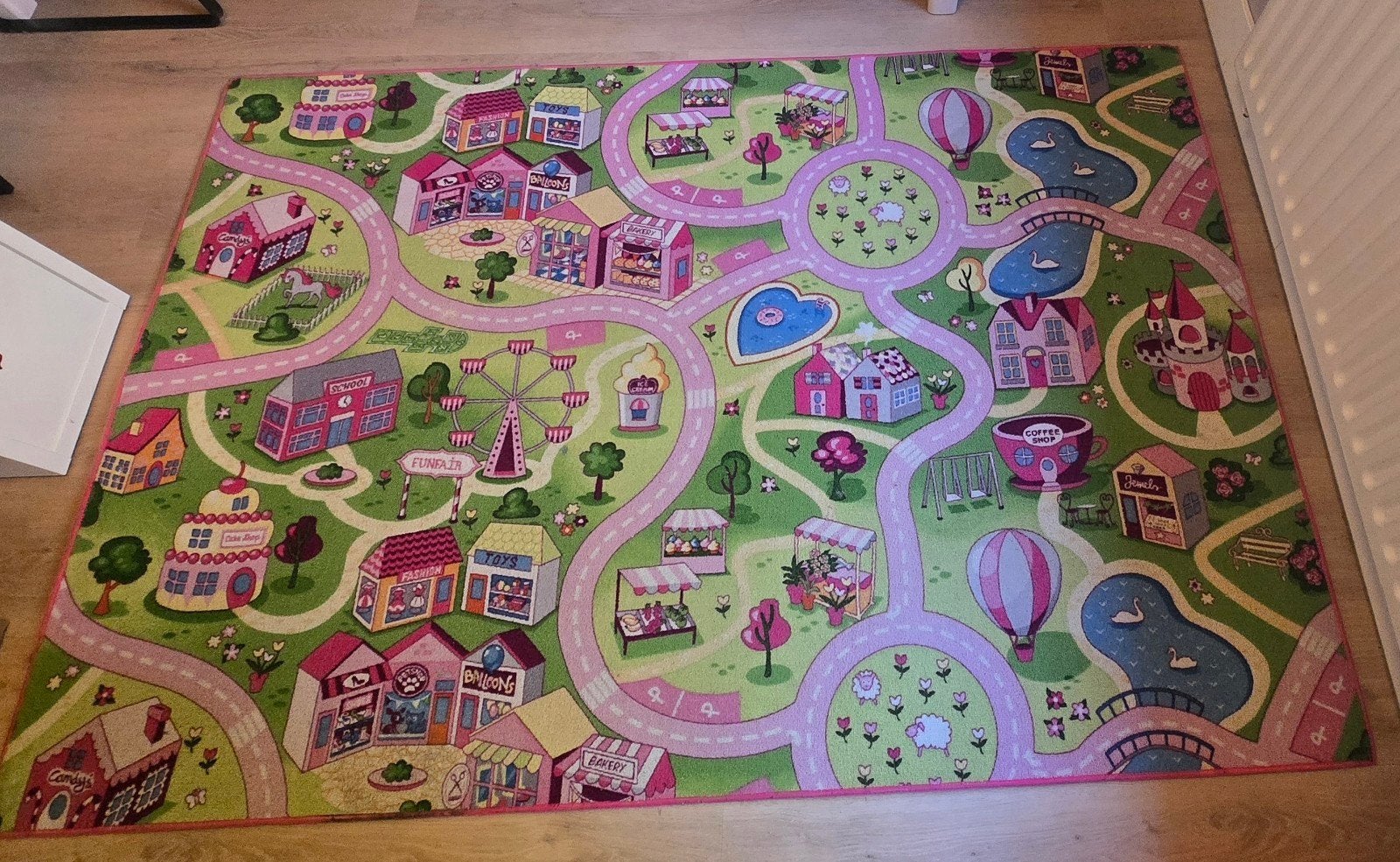 Speelkleed Girls Village (141x202 cm), Kinderen en Baby's, Speelgoed | Speelkleden, Ophalen, Gebruikt