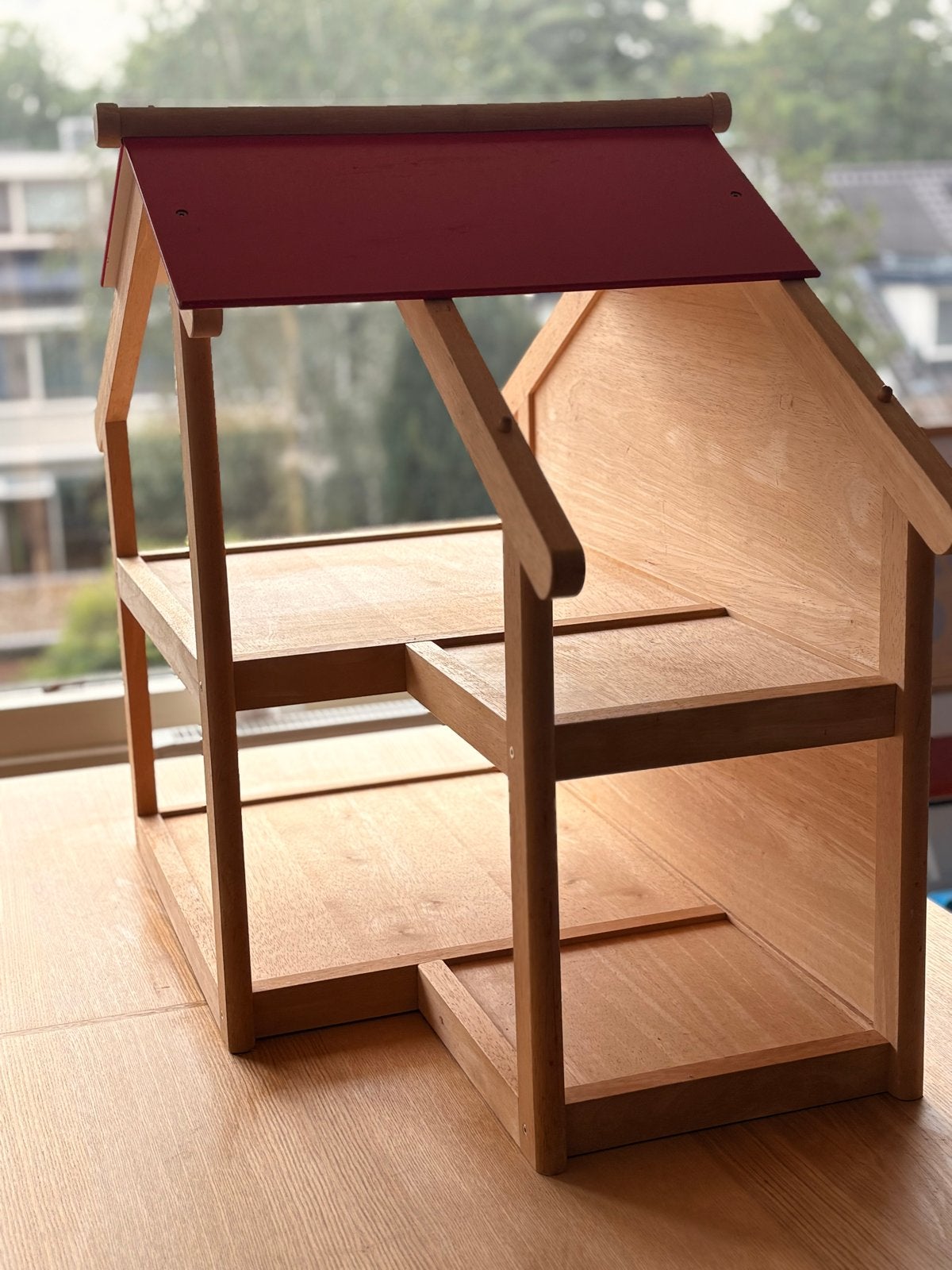 Houten poppenhuis met rood dak - Pintoy, Kinderen en Baby's, Speelgoed | Poppenhuizen, Ophalen, Gebruikt, Poppenhuis