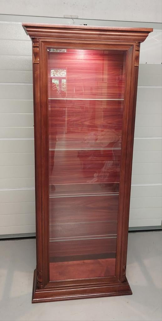 Klassieke vitrinekast met glazen planken en verlichting, Ophalen