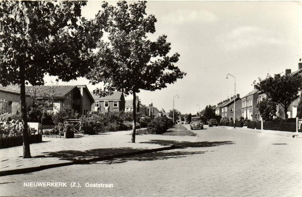 Nieuwerkerk [Z.], Ooststraat - 2CV - 1977 gelopen, Verzamelen, Ophalen of Verzenden, 1960 tot 1980, Gelopen, Zeeland