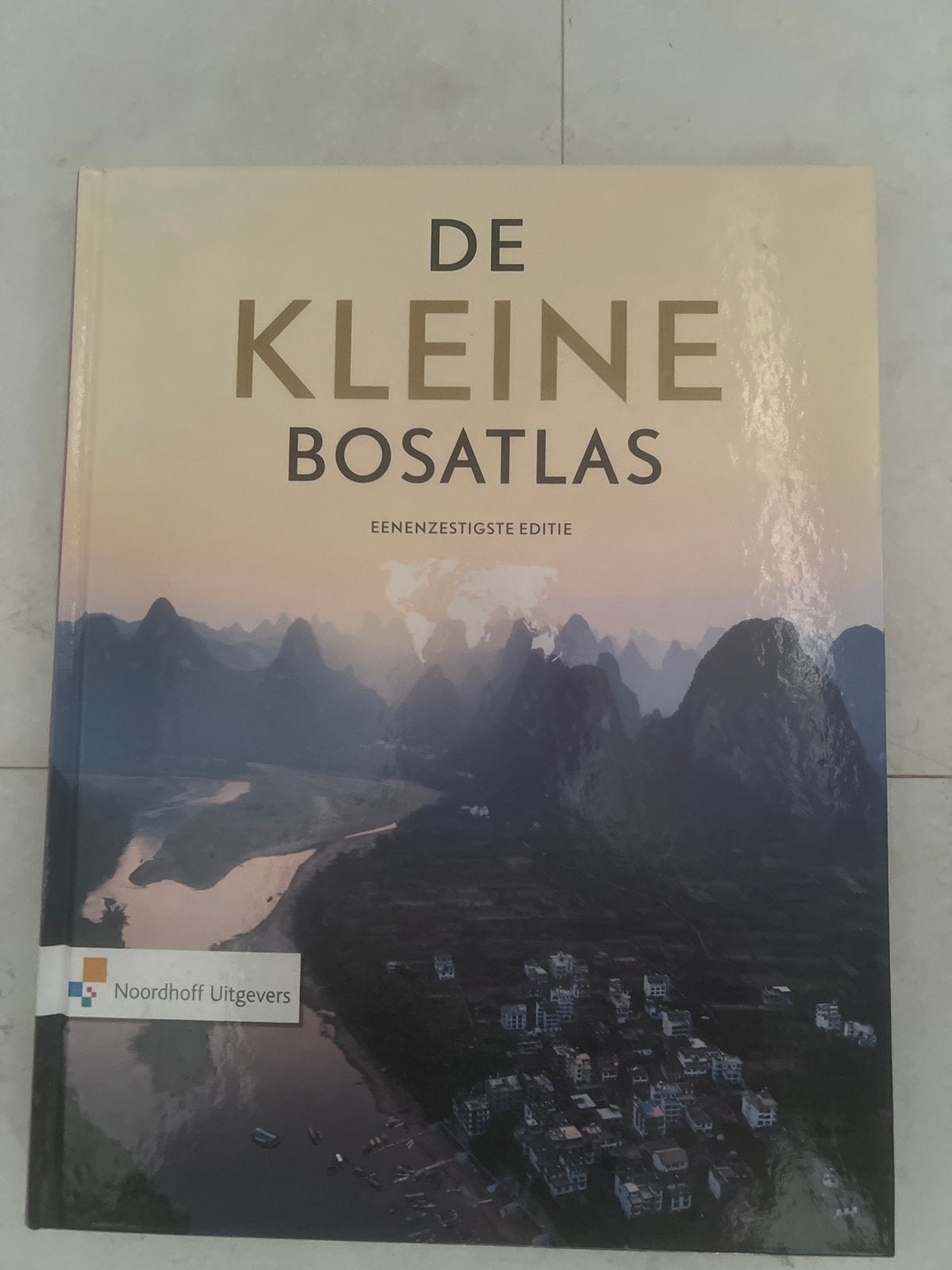 De Kleine Bosatlas 61e editie - Zo goed als nieuw, Boeken, Bosatlas, 2000 tot heden, Ophalen of Verzenden, Zo goed als nieuw