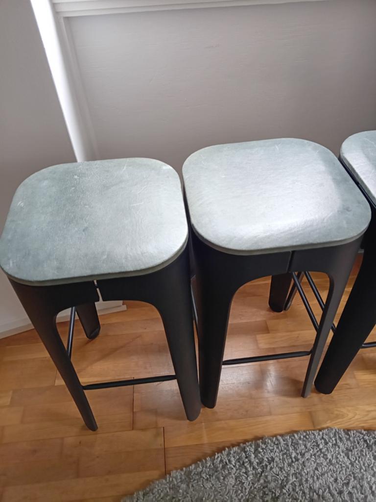Drie zwarte barkrukken met groene zitting, Ophalen, Gebruikt, Met voetsteun, 60 tot 90 cm