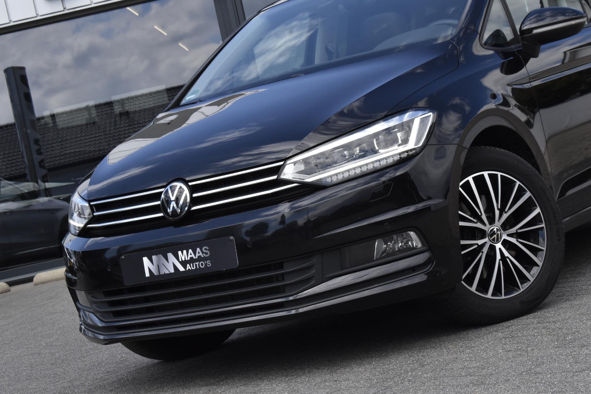 Volkswagen Touran 1.5 TSI 7p Pano ACC Dynaudio Caplay BTW, 15 km/l, 150 pk, 7 stoelen, Zwart