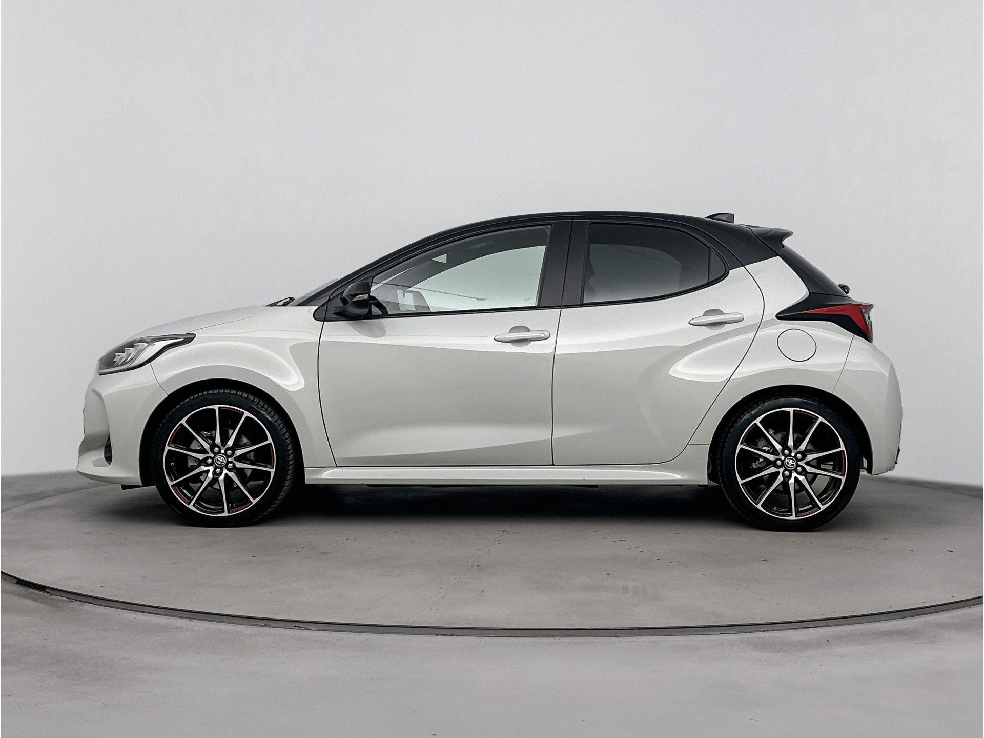 Toyota Yaris 1.5 Hybrid GR Sport | JBL-Audio | Navigatie |, Auto's, Toyota, 450 kg, Gebruikt, 23 km/l, 1490 cc