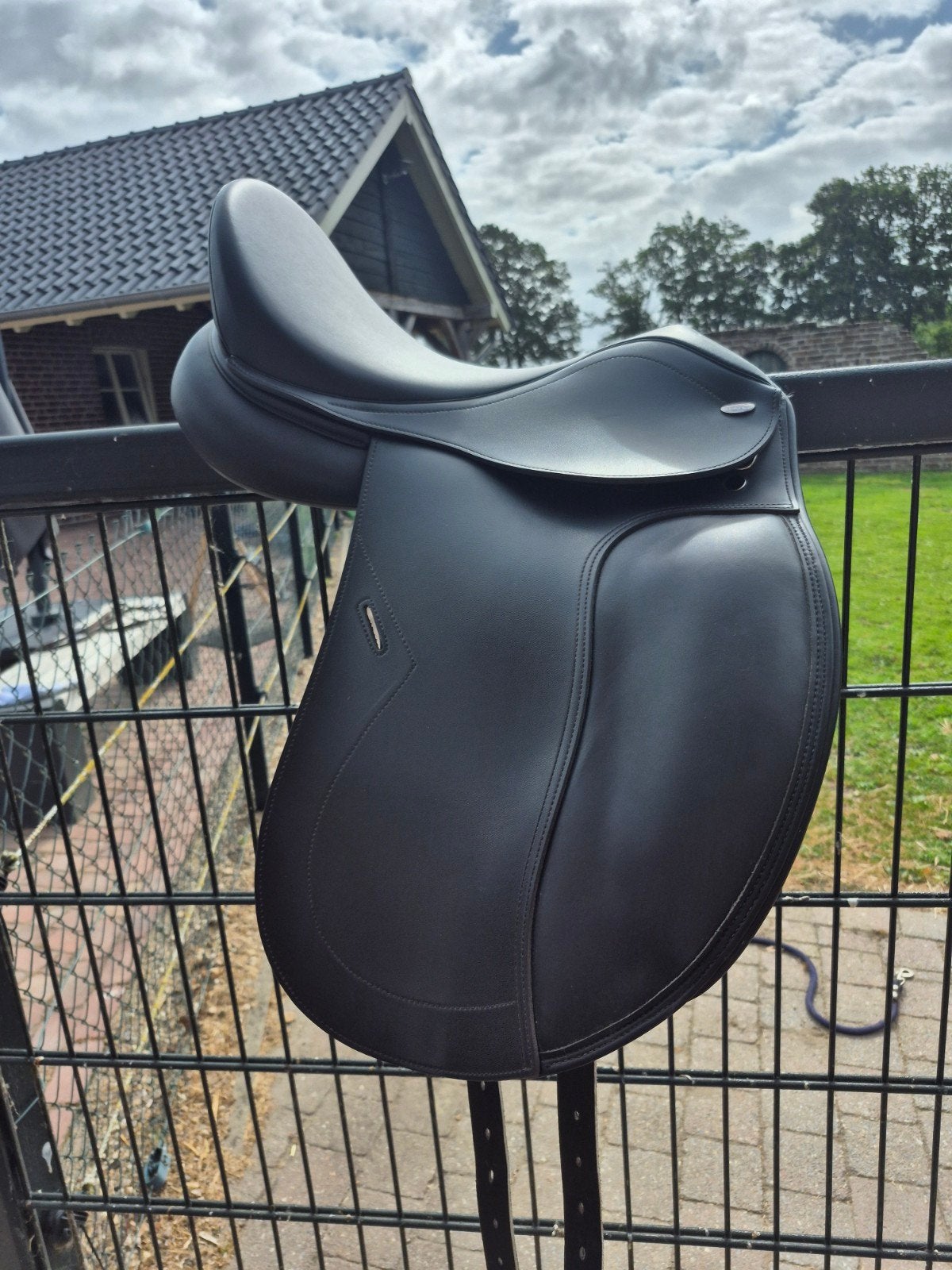 Tekna dressuur zadel 17 inch zgan, Ophalen, Dressuur, M (17 inch), Zo goed als nieuw