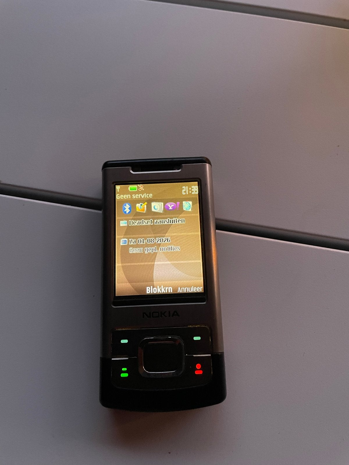 Vintage Nokia mobiele telefoon met originele oplader, Gebruikt, Schuifmodel, Zwart, Fysiek toetsenbord