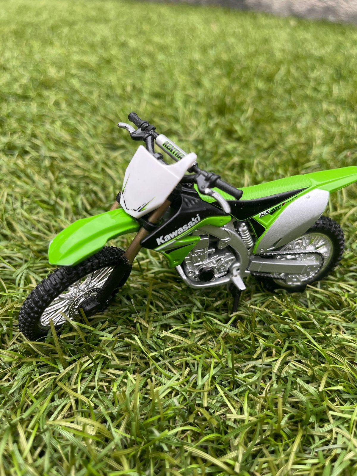 Kawasaki KX450F modelmotor - Groen/Zilver, Hobby en Vrije tijd, Overige merken, Verzenden, 1:32 tot 1:50, Overige typen