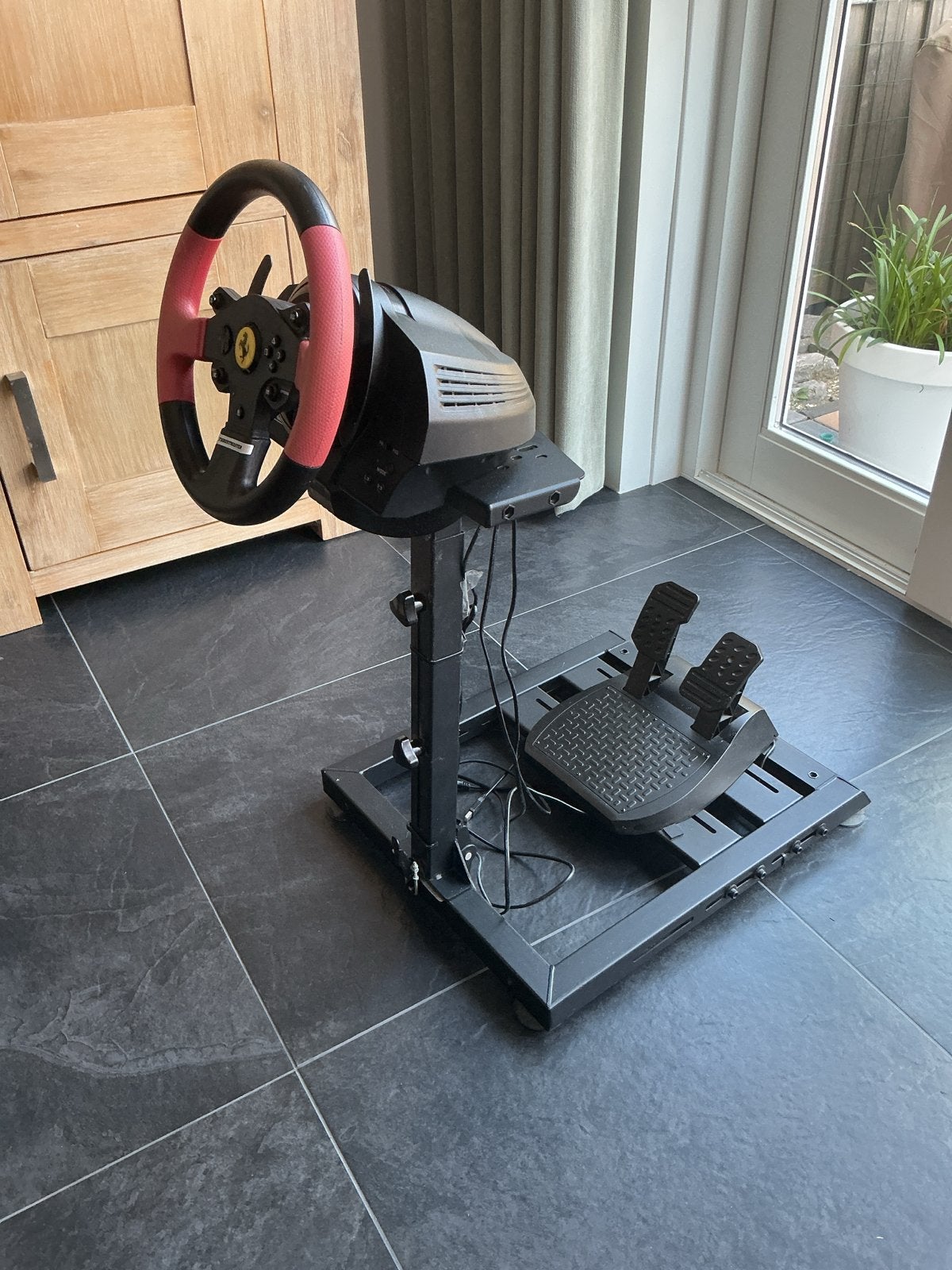 Thrustmaster T150 Ferrari racestuur met pedalen en standaard, Spelcomputers en Games, Ophalen, Zo goed als nieuw, Racen en Vliegen