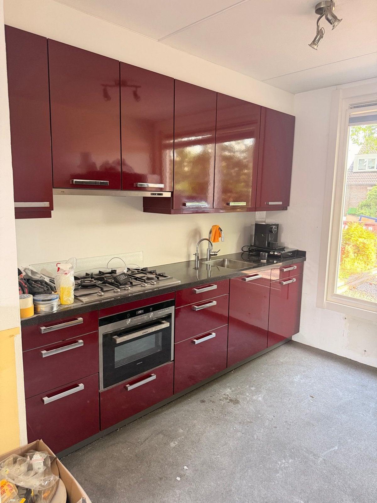 Moderne hoogglans rode keuken met inbouwapparatuur, Huis en Inrichting, Ophalen, Gebruikt, Graniet of Steen, Enkelwandige keuken