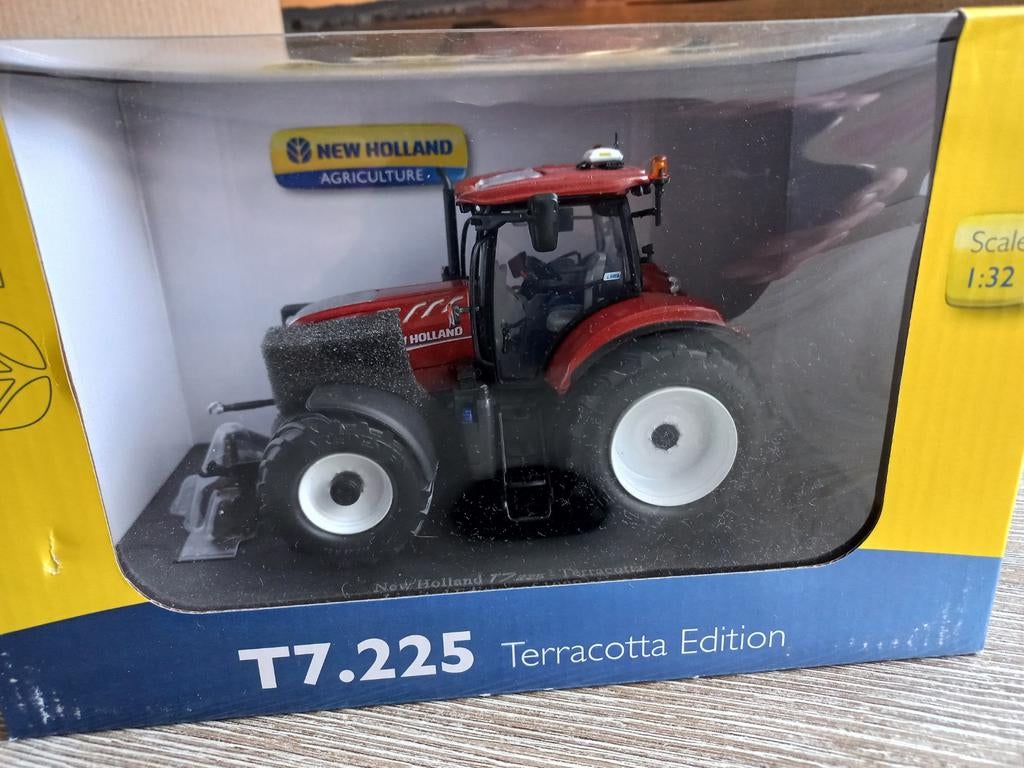 New Holland T7.225 Terracotta Trekker Limited Edition UH, Ophalen of Verzenden, Nieuw, Tractor of Landbouw, Universal Hobbies