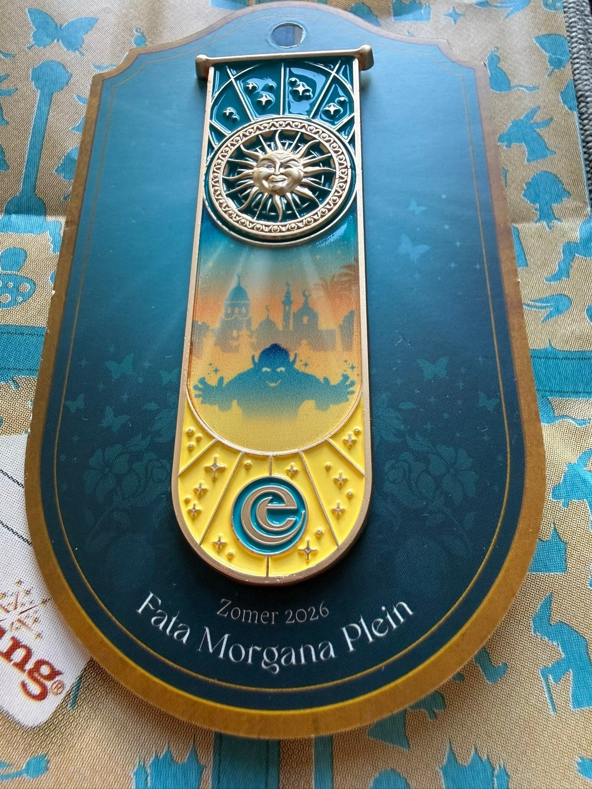 Efteling Pin – Fata Morgana Plein (Zomer 2026), Ophalen of Verzenden, Nieuw, Button of Speldje