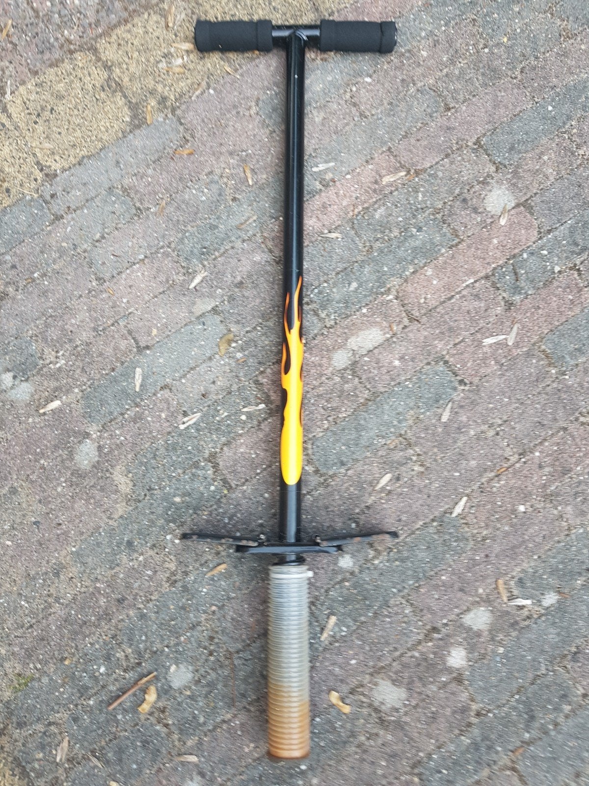 Zwart Pogo Stick met vlammen design (spring ding), Ophalen, Gebruikt