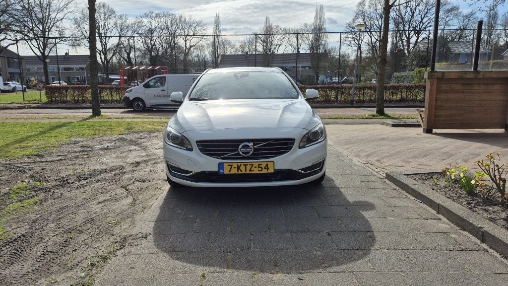 Volvo V60 D6 215pk Plug-in Hybrid 2013 Wit, Auto's, 1849 kg, 1800 kg, Zwart, Wit