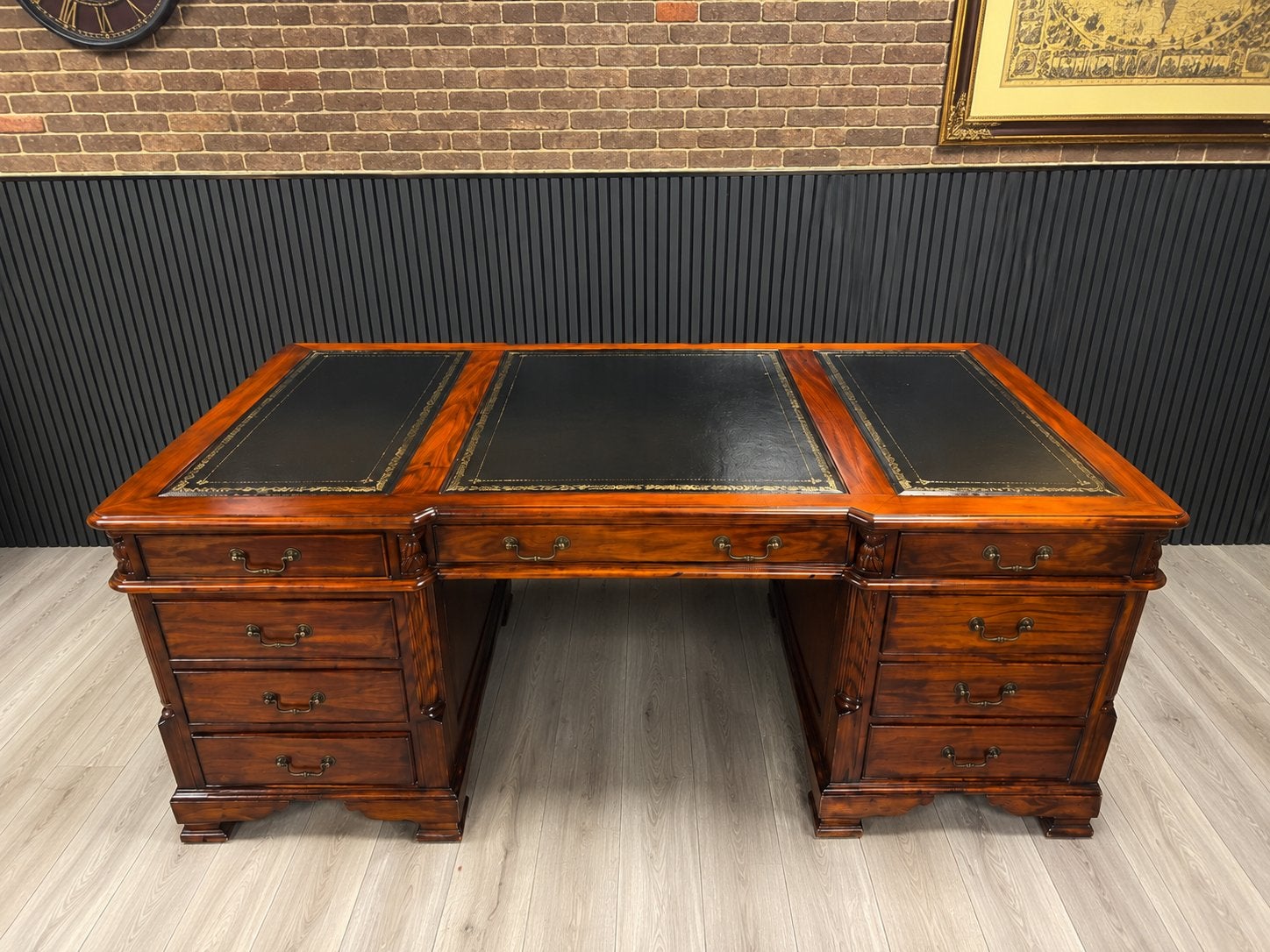 Klassieke Engelse Chestefield Lederen XXL Bureau !!, Antiek en Kunst, Ophalen of Verzenden