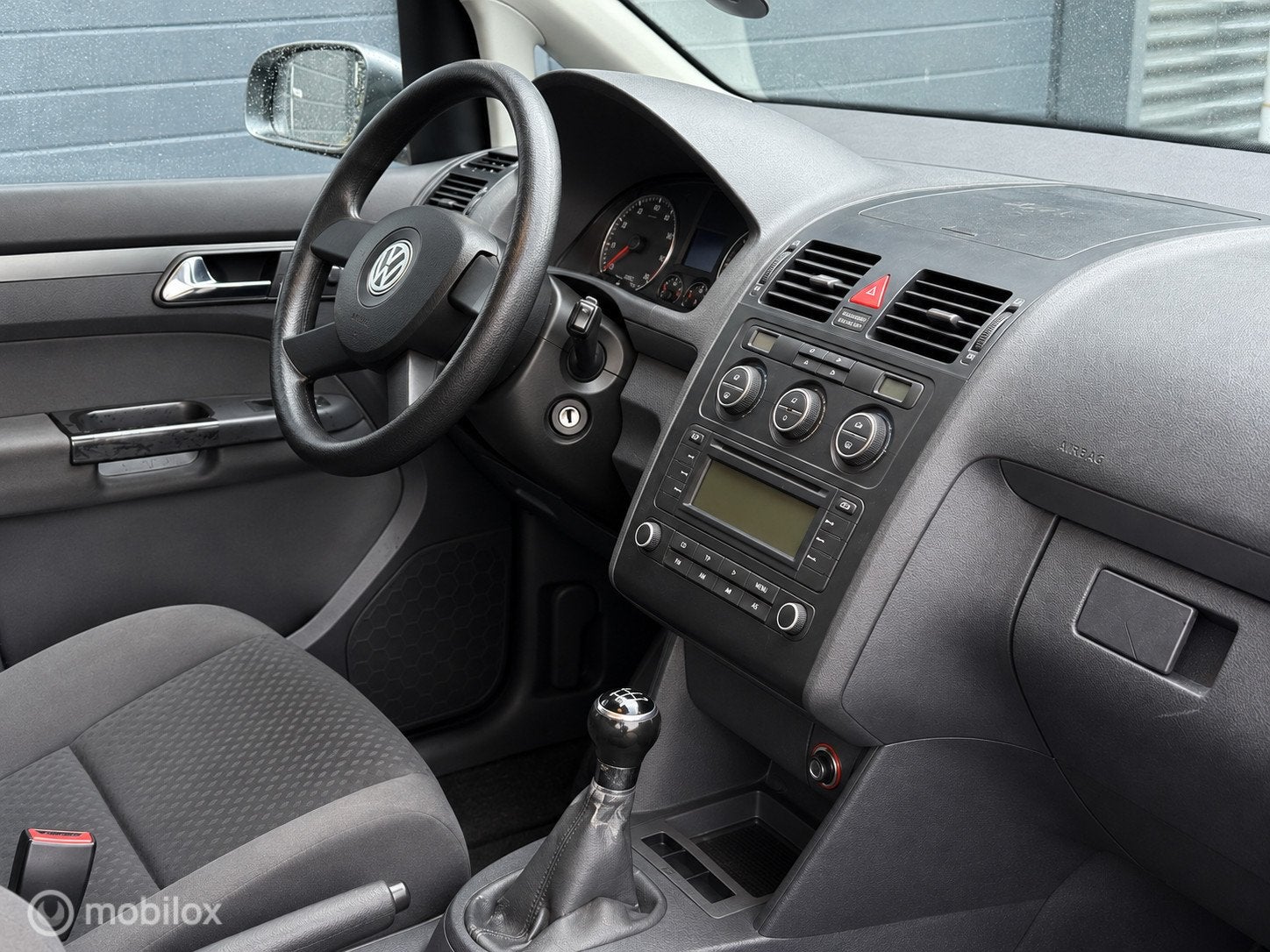 Volkswagen Touran 1.6-16V FSI | AIRCO | CRUISE | TREKHAAK, Voorwielaandrijving, Stof, Gebruikt, Zwart
