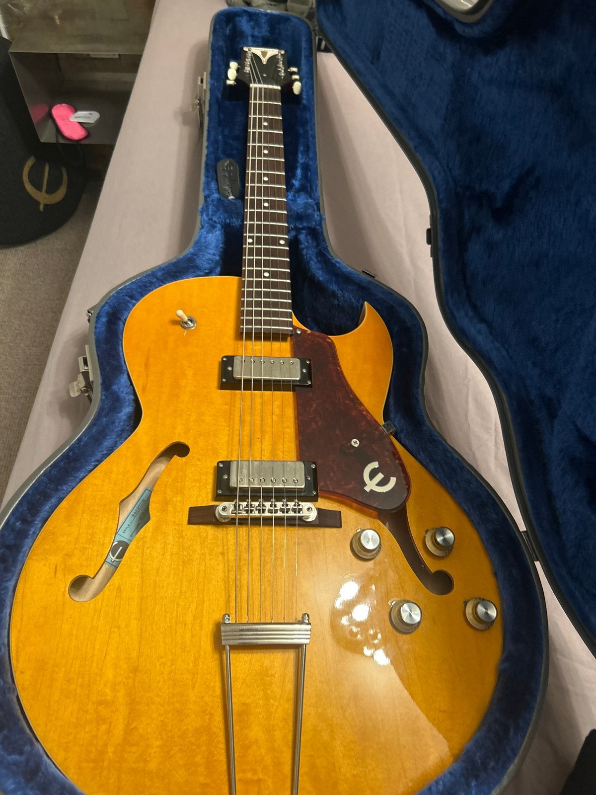 Gezocht: Epiphone Sorrento - Vintage stijl hollowbody gitaar, Ophalen of Verzenden, Gebruikt, Overige typen, Met koffer