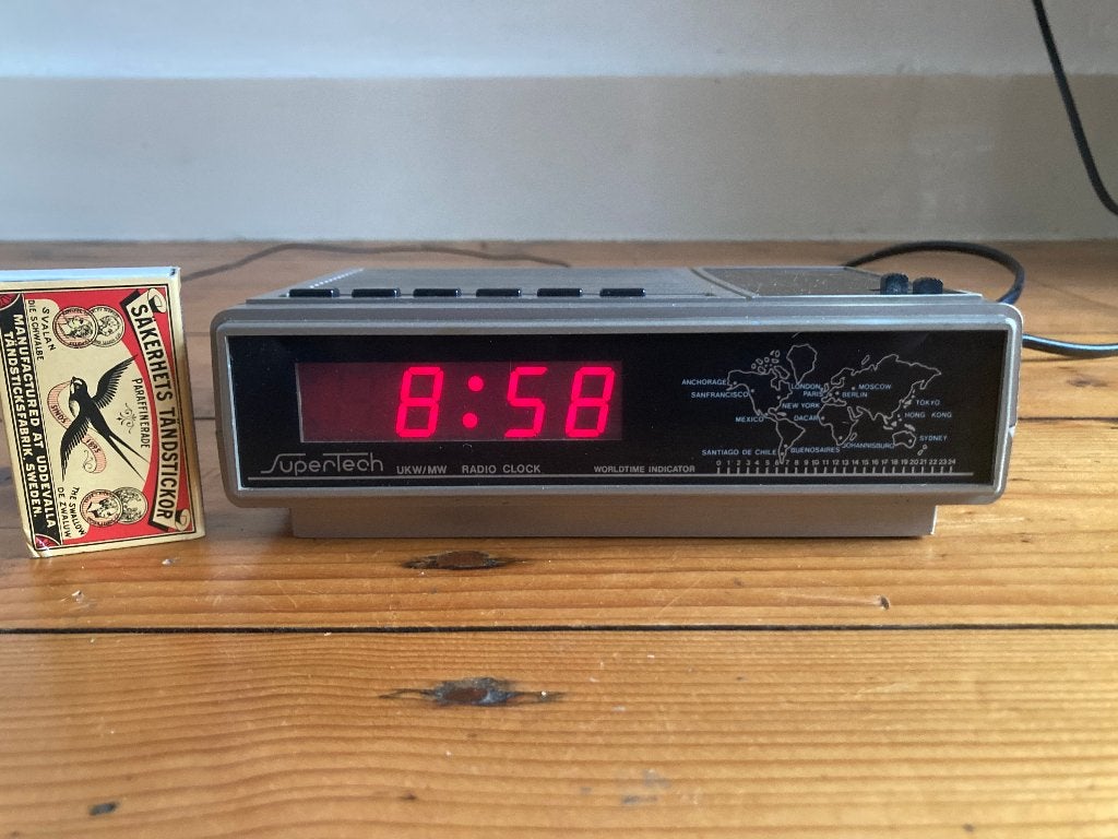 Vintage radiowekker met rode digitale cijfers wekkerradio 80, Witgoed en Apparatuur, Wekkers, Ophalen of Verzenden, Gebruikt, Digitaal
