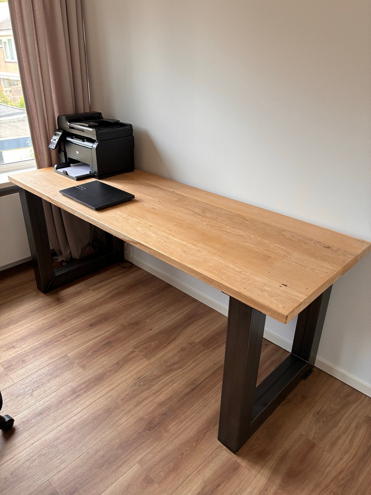 Robuust houten bureau met metalen onderstel, Ophalen, Hout, Bruin, Zo goed als nieuw
