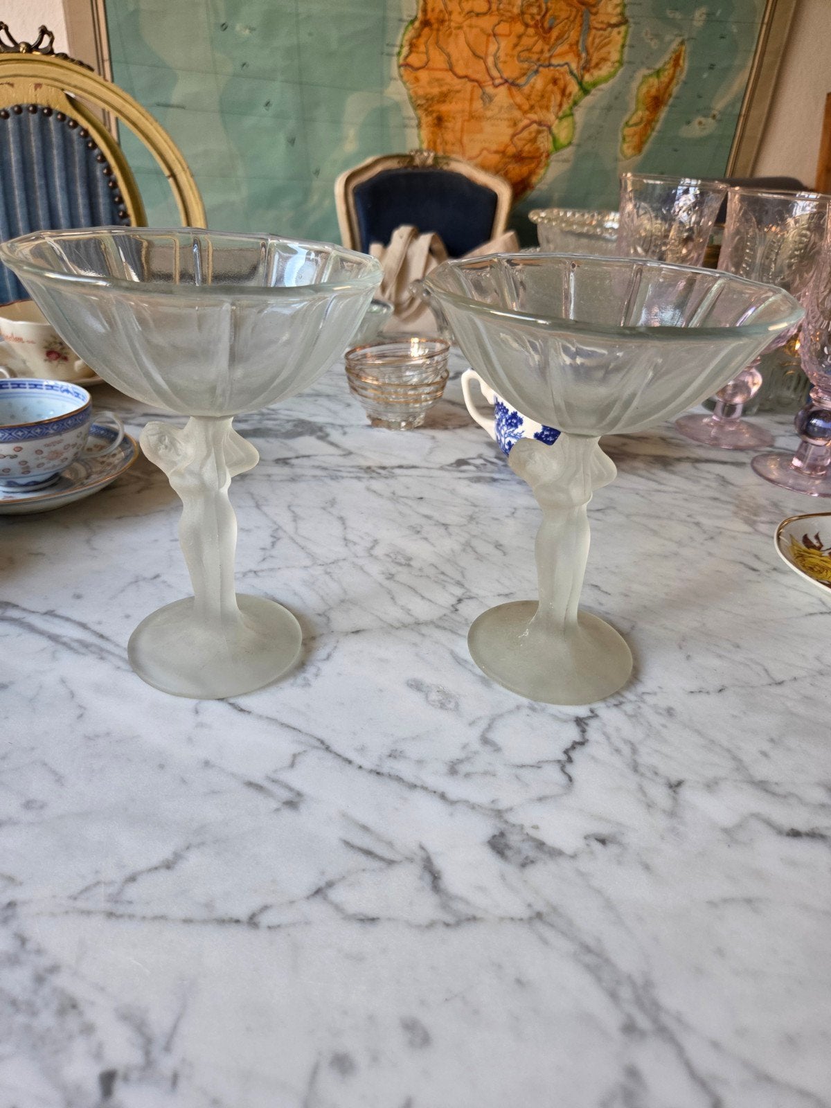 Twee antieke glazen ijscoupes met figuur, Ophalen