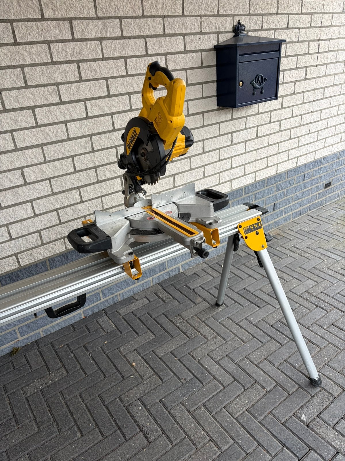 De walt afkortzaag + onderstel, Doe-het-zelf en Verbouw, Gereedschap | Zaagmachines, 70 mm of meer, Ophalen of Verzenden, Zo goed als nieuw