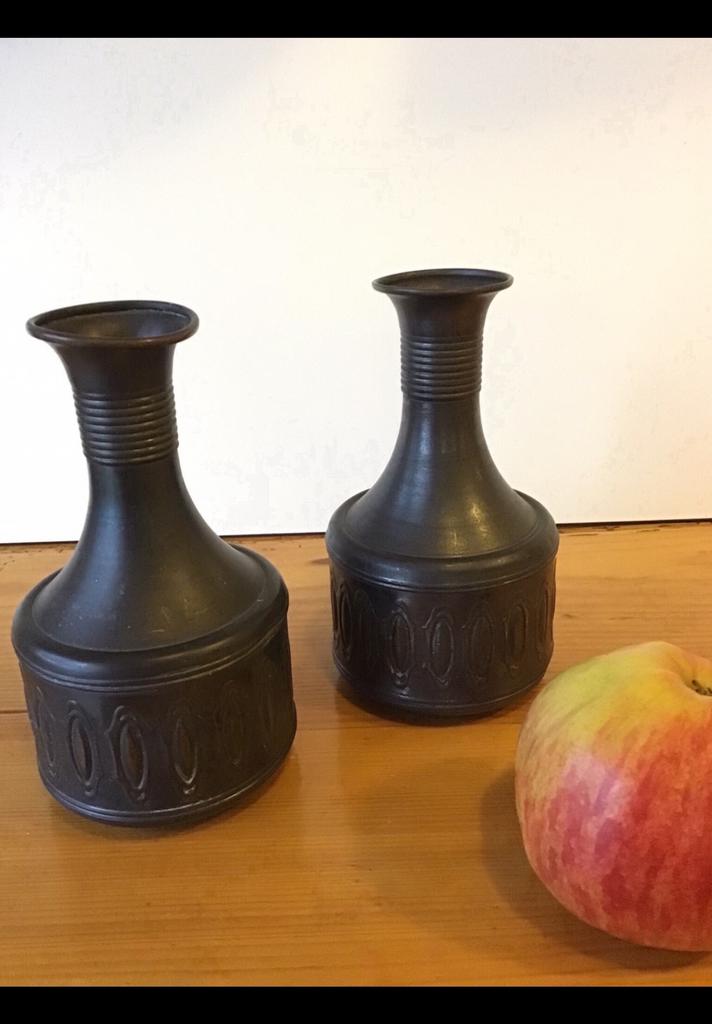 2 Identieke koperen vaasjes v de firma c. Kurz & Co uit Tiel, Overige kleuren, Ophalen of Verzenden, Minder dan 50 cm, Glas