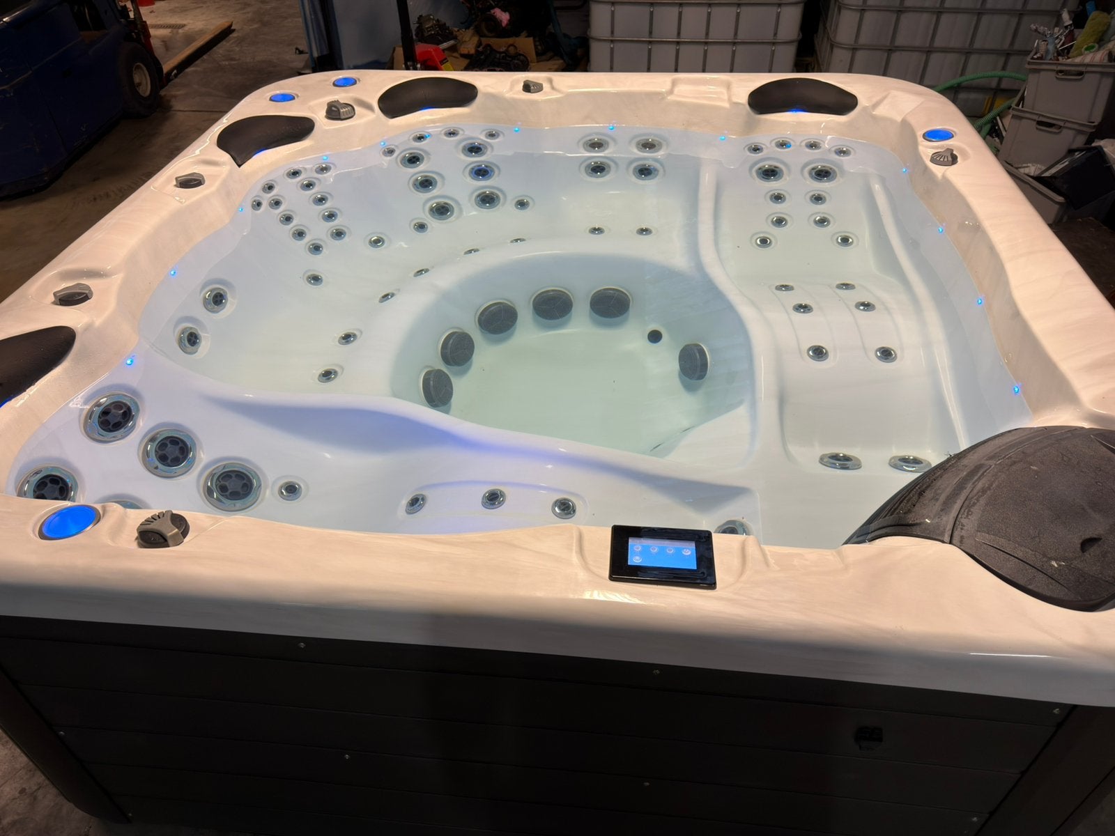 Jacuzzi 6 personen, Ophalen, Zo goed als nieuw, Afdekzeil, Vast