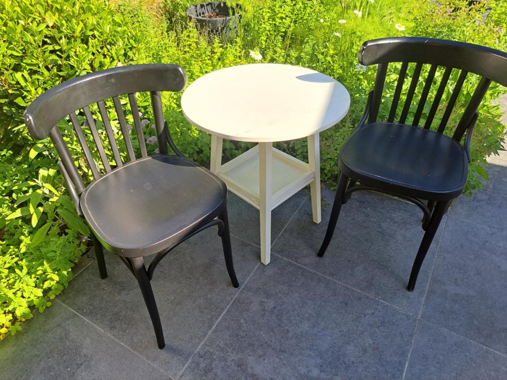 2 houten stoelen en een rond houten tafeltje., Ophalen, Gebruikt, Bruin