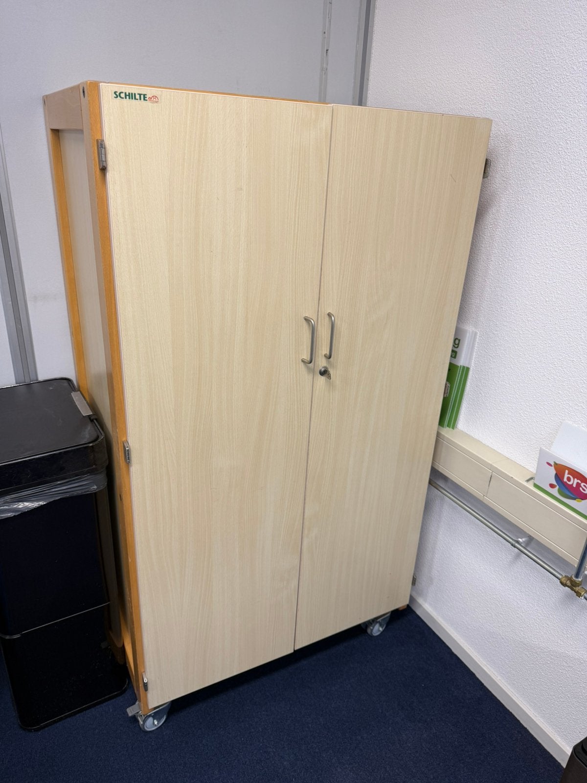 Schilte verrijdbare kast met deuren en legplanken, Zo goed als nieuw, Overige houtsoorten, 50 tot 75 cm, 50 tot 100 cm