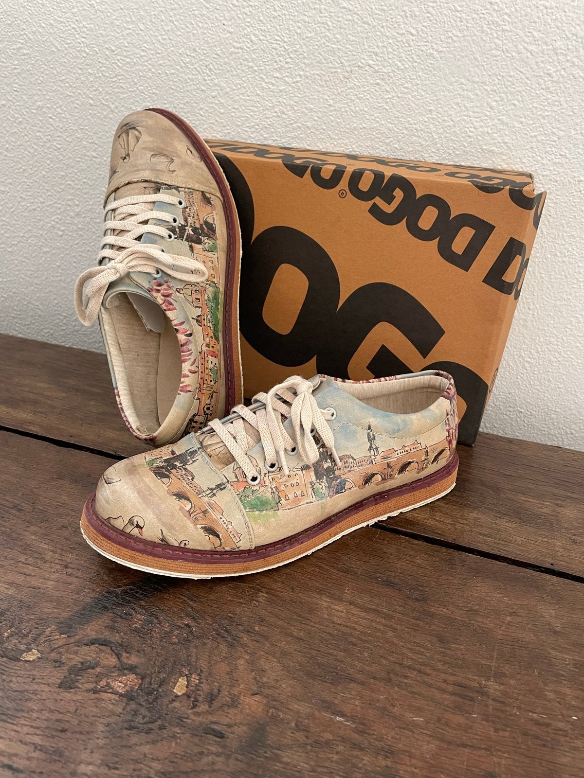 Dogo Sneakers - Uniek Design met Stadsgezicht en Zwanen, Kleding | Dames, Ophalen of Verzenden, Zo goed als nieuw, Overige kleuren