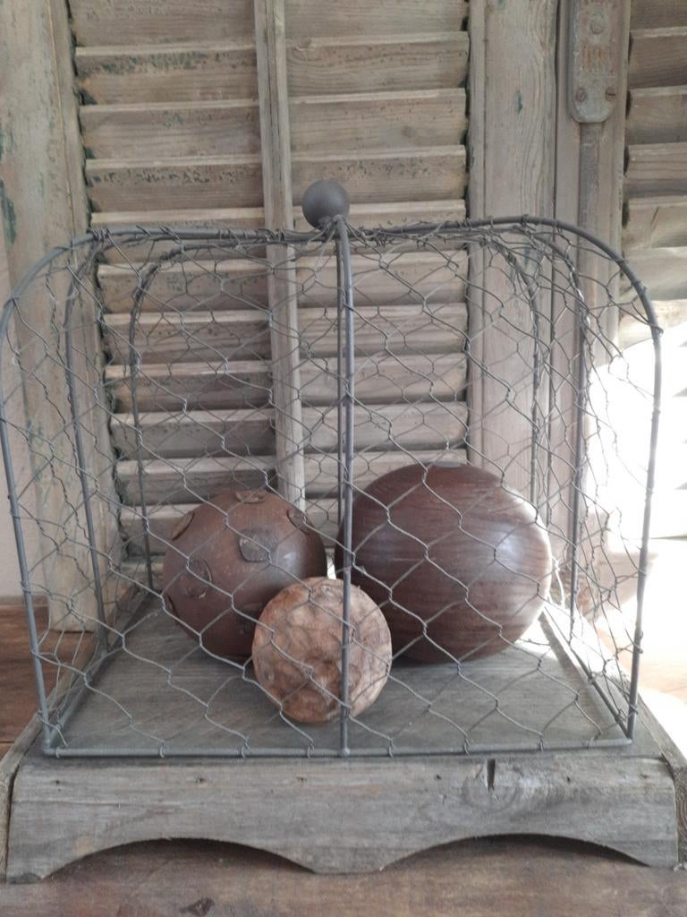 Drie houten ballen onder stolp op voet cloche gaas stoer, Ophalen, Gebruikt