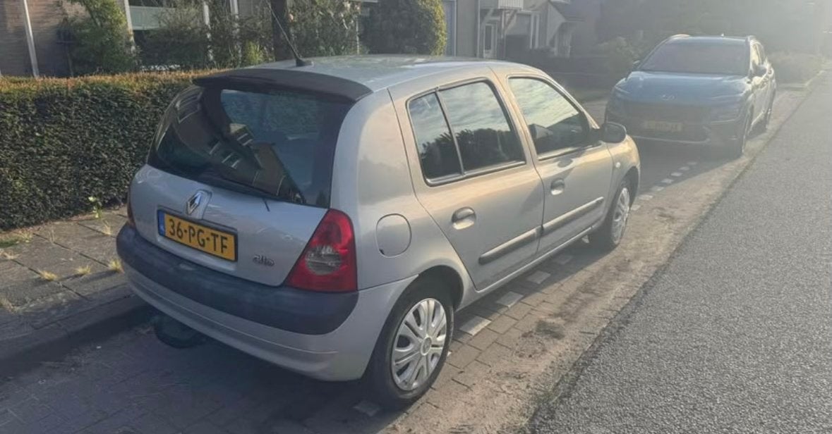 Renault Clio 1.2 16V Autbas E4 2004 Grijs, Auto's, Renault, Voorwielaandrijving, 74 pk, 31 €/maand, 4 cilinders