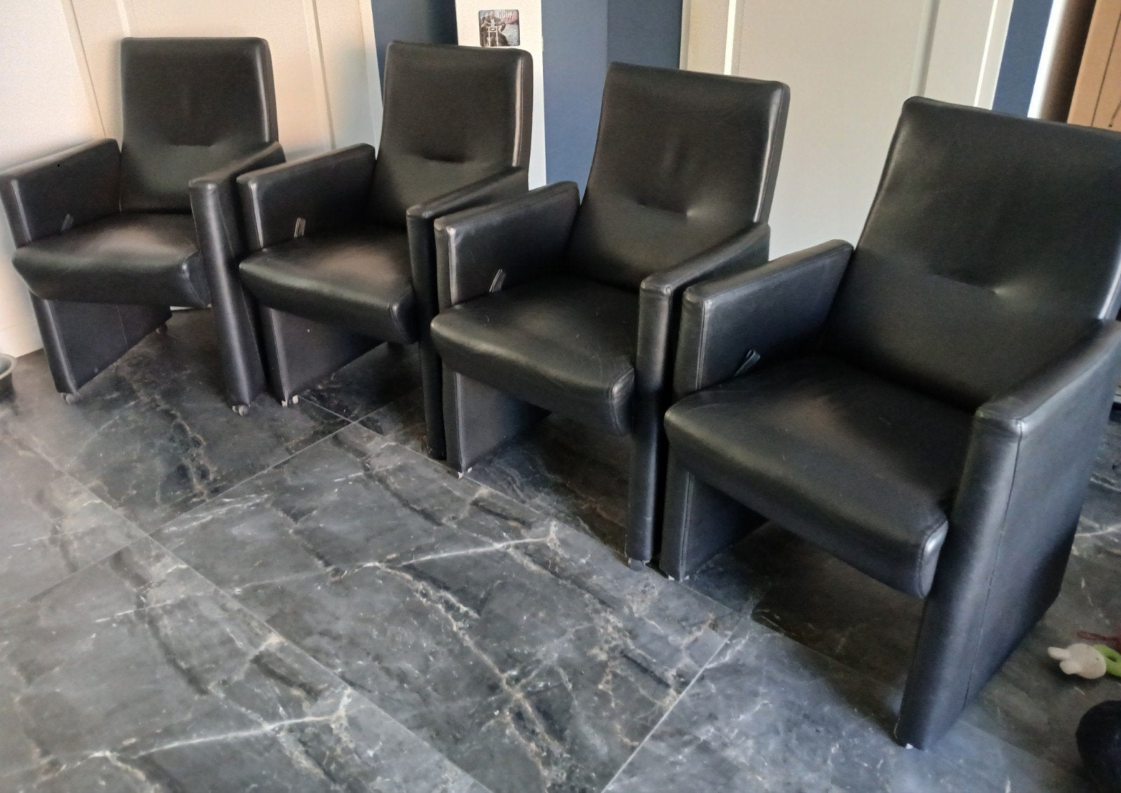 set 4 leren stoelen met wieletjes en verstelbaar rugleuning, Ophalen, Zo goed als nieuw, Zwart, Leer