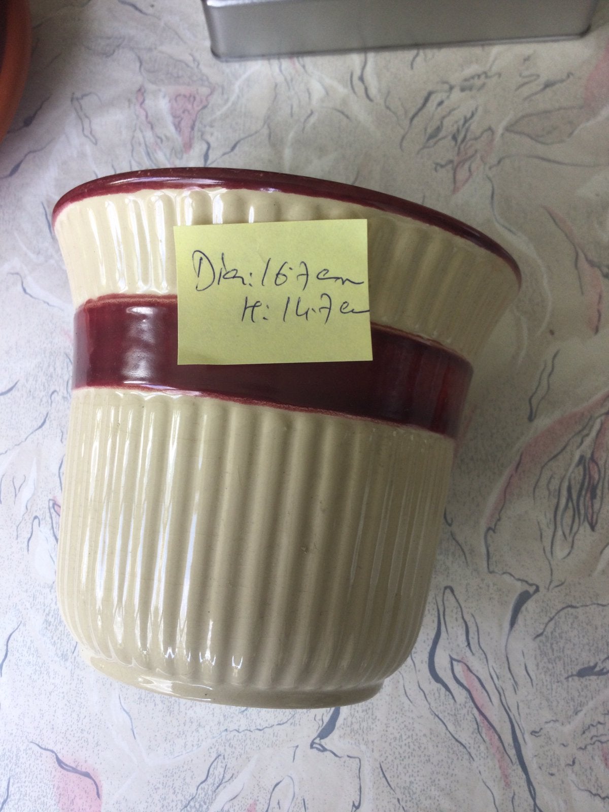 Prachtige bloemen pot. GERMANY. Diam 16,7 cm, H 14,7 cm, Gebruikt, Rond, Ophalen of Verzenden, Aardewerk