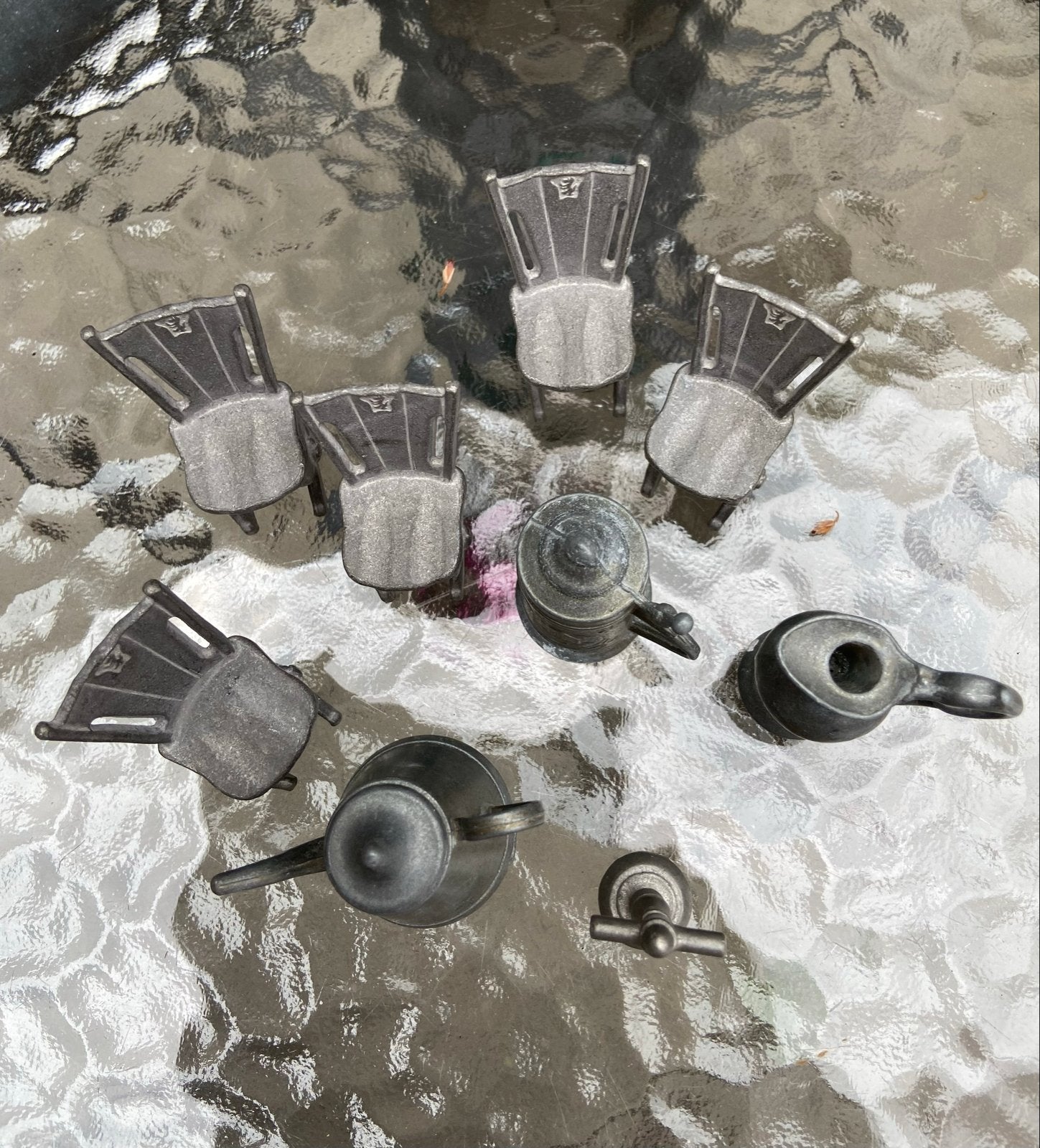 Miniatuur tinnen theeservies met stoelen, Antiek en Kunst, Ophalen of Verzenden